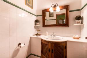A bathroom at Casa Alta Finca El Revuelo