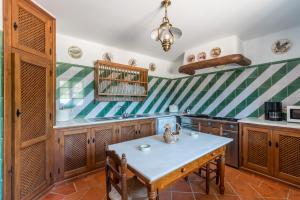 A kitchen or kitchenette at Casa Alta Finca El Revuelo