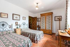 A bed or beds in a room at Casa Alta Finca El Revuelo Még 26 kép