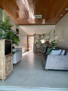 uma sala de estar com um sofá e uma mesa com plantas em Flat 808 Villa Hípica em Gravatá
