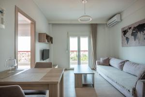 sala de estar con sofá y mesa en Minimalist apartments w/ view (by Powerbnb), en Tesalónica