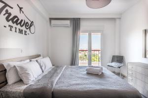 Un pat sau paturi într-o cameră la Minimalist apartments w/ view (by Powerbnb)