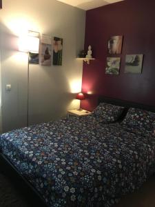Un pat sau paturi într-o cameră la b&b du Clos Ménil