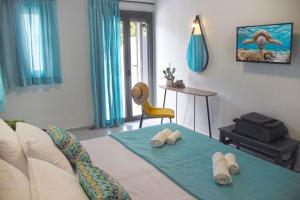 ein Wohnzimmer mit einem Bett und Handtüchern darauf in der Unterkunft Drosia Villa Private Nature Getaway! in Plakias