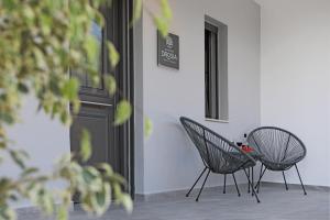 zwei Stühle vor einer Tür in der Unterkunft Drosia Villa Private Nature Getaway! in Plakias
