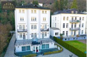 widok z góry na duży biały budynek w obiekcie Hotel Monet - Das Kunsthotel an der Lahn w mieście Bad Ems