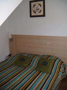 łóżko z dwoma poduszkami w sypialni w obiekcie Les jardins Ramel w mieście Luchon