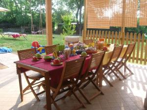 een houten tafel met eten erop bij I Vigneti Bed & Breakfast in Salionze