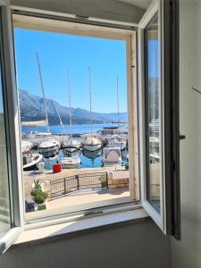 ventana con vistas a un puerto deportivo con barcos en Waterfront studio overlooking The Old city, en Korčula