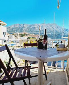 einen Tisch mit einer Flasche Wein und einem Glas in der Unterkunft Waterfront studio overlooking The Old city in Korčula