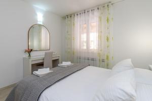 Postel nebo postele na pokoji v ubytování Apartments Lavizatic