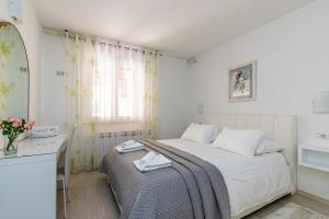 Postel nebo postele na pokoji v ubytování Apartments Lavizatic