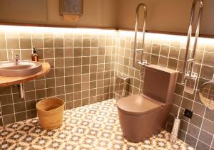 a bathroom with a toilet and a sink at Casa Rico de Medín in O Pino 