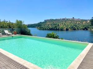 uma piscina com vista para um rio em Montes de Charme (AL 6288) em Avis