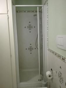 eine Dusche mit Glastür im Bad in der Unterkunft Country House Martina in Castelnuovo Berardenga
