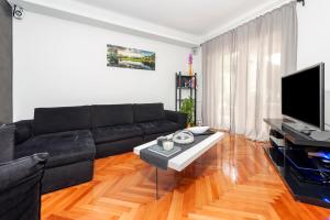 Televízia a/alebo spoločenská miestnosť v ubytovaní Apartment Cave