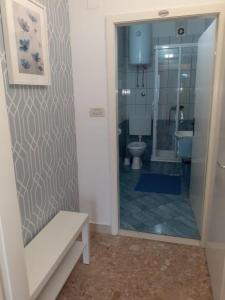 Kúpeľňa v ubytovaní Apartment in Omiš with sea view, balcony, Wi-Fi (161-3)