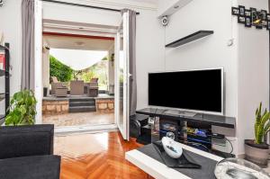 Televízia a/alebo spoločenská miestnosť v ubytovaní Apartment Cave