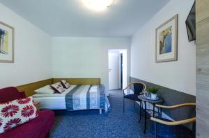 ein Hotelzimmer mit einem Bett und einem Tisch in der Unterkunft Willa Kuklik in Karpacz