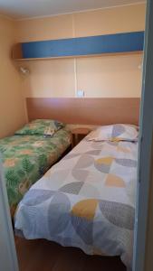 CerclesにあるETANG PRE DE LA FONTのベッド2台が隣同士に設置された部屋です。