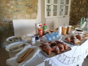 einen Tisch mit Croissants und anderen Speisen darauf in der Unterkunft Il Borgo di Nonno Carlo in Caprioli