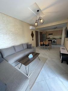 uma sala de estar com um sofá e uma mesa em APPART SMIR PARK em Tétouan