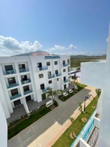 uma vista aérea de um edifício de apartamentos branco em APPART SMIR PARK em Tétouan