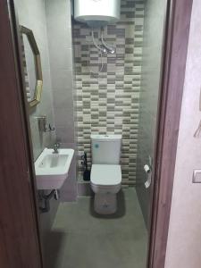uma casa de banho com um WC e um lavatório em APPART SMIR PARK em Tétouan
