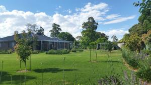 a garden in front of a building at Kennedy House Euroa PERFECT FOR SHORT TERM STAYS in Euroa