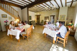 a group of people sitting at tables in a restaurant at La Closerie Saint-Vincent, chambres d'hôtes Amboise in Pocé-sur-Cisse