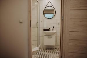 A bathroom at Śpij w Paczkowie Apartament RODZINNY