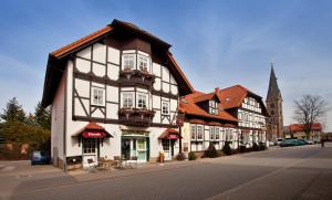 um edifício ao lado de uma rua em Hotel Kepplers Ecke em Wingerode