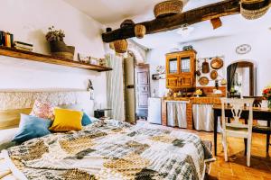 een slaapkamer met een bed en een keuken bij Casa Tòrta in Monticchiello