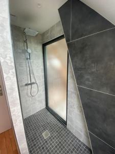 eine Dusche mit Glastür im Badezimmer in der Unterkunft Studio Vue Mer in Boulogne-sur-Mer