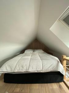 Bett in einer Ecke eines Zimmers in der Unterkunft Studio Vue Mer in Boulogne-sur-Mer