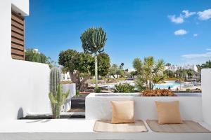 balcone con vista su un resort con cactus di Calimar Los Molinos a Costa Teguise