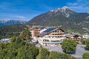 un complejo con una montaña en el fondo en Hotel Arzlerhof en Arzl im Pitztal