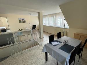 a dining room with a table and chairs in a room at Freundliche Zweiraumwohnung in ruhiger Lage in Cottbus +5 photos