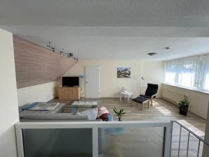 a living room with a couch and a table at Freundliche Zweiraumwohnung in ruhiger Lage in Cottbus