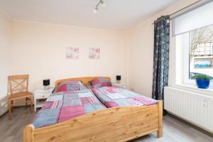 een slaapkamer met een houten bed en een raam bij Ferienhaus Usseln in Willingen
