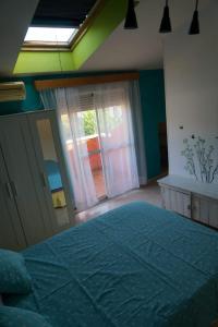 um quarto com uma cama grande e uma colcha verde em El Valle em Múrcia