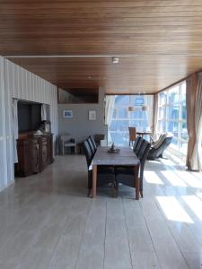 een woonkamer met een tafel en stoelen en een televisie bij Wenceslas Cobergher Penthouse in Boutersem