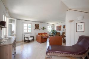 a kitchen and living room with a couch and chairs at Relais Villa Isabel in Pietrasanta