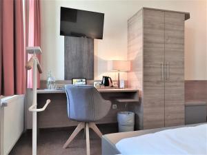 a hotel room with a bed and a desk at Melarose Feng Shui Hotel in Berlin
