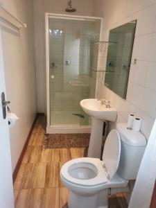 Afbeelding uit fotogalerij van Harties 2 Sleeper Double Room with Private Bathroom in Hartbeespoort