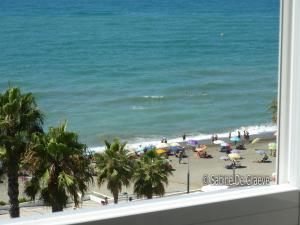 - une vue sur une plage avec des personnes et des parasols dans l'établissement Ruselo-R706, à Torrox Costa