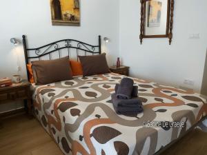 - une chambre avec un lit, une couverture et un miroir dans l'établissement Ruselo-R706, à Torrox Costa