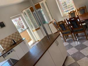 Η κουζίνα ή μικρή κουζίνα στο Apartament Dąbrówno