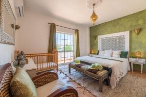 ein Schlafzimmer mit einem großen Bett und einem Fenster in der Unterkunft Villa Galé Sun - Luxury, 5bed with free wifi, AC, private pool, 5 min from the beach in Guia + 36 Fotos