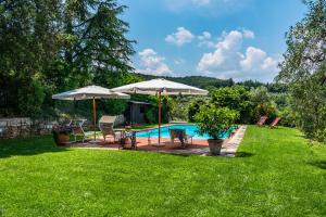The swimming pool at or close to Appartamento Piero